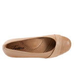 Trotters Women's Flats, Sand, 10.5 Wide