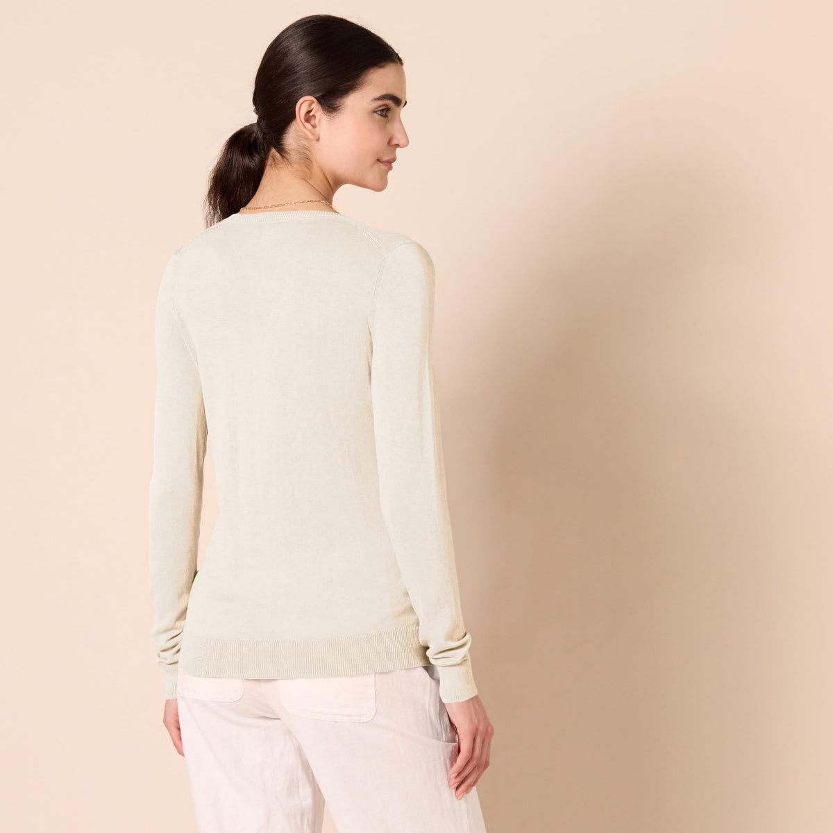 Amazon Essentials Women's Regular-Fit Lightweight Long-Sleeve V-Neck Sweater (Available in Plus Size), Pale Peach, Large